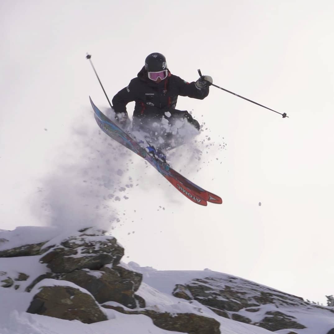 Esquiador saltando